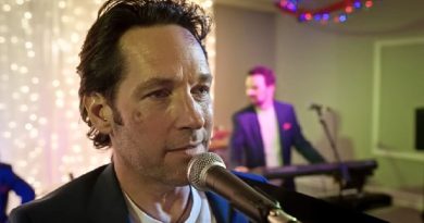 power ballad movie - paul rudd microphone
